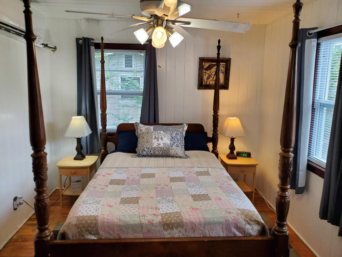 Bedroom 2, 3864 Walsh Street Apartment, Duval