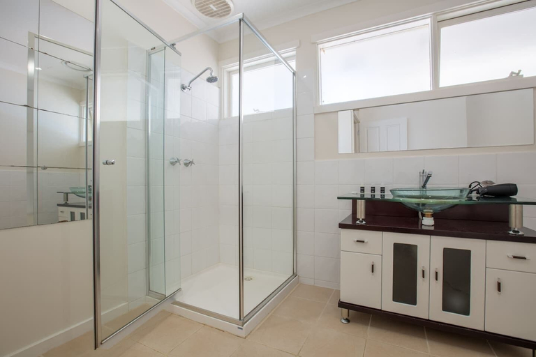 Bathroom 5, Spacious Comfortable Home in Wheelers Hill+pool, Monash - Waverley East