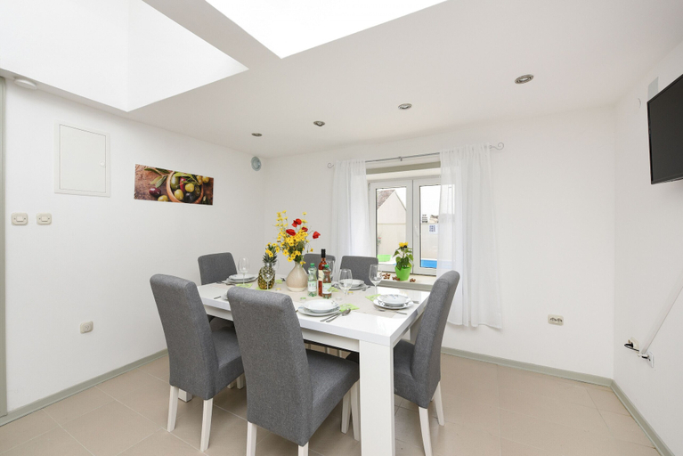 Others 5, Villa Mandarin, Benkovac
