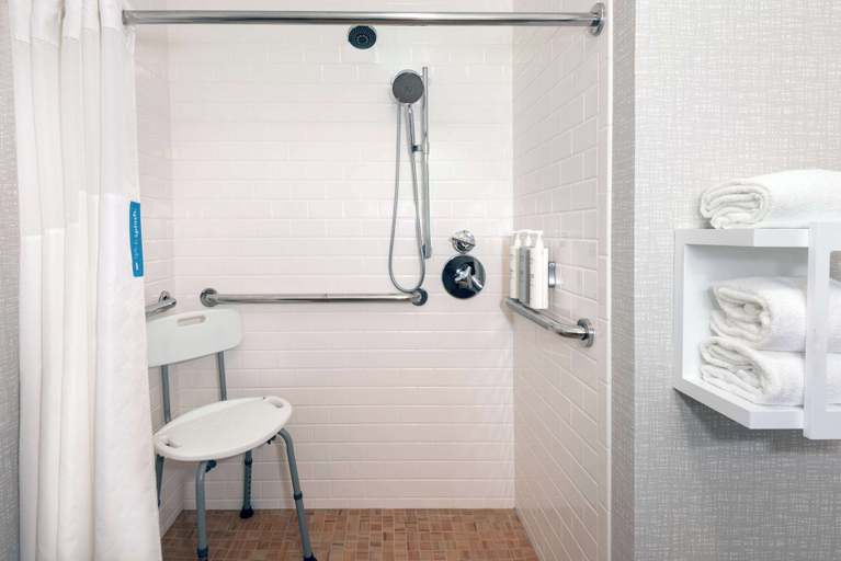 Bathroom 5, Hampton Inn Coventry - Warwick Area, Kent