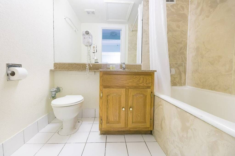 Bathroom, 635 Ocean View Hollywood, Broward