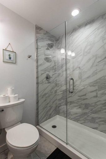 Bathroom 2, Juniper Mist - Modern 1 Bdr in Downtown, Cook