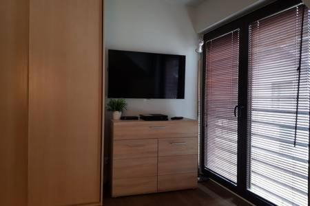 3, Hire House, Kamień