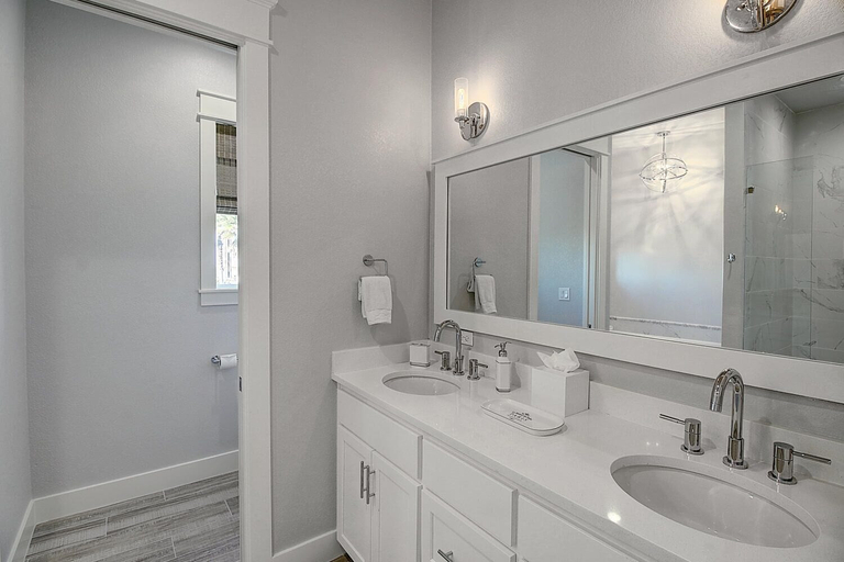 Bathroom 4, Hip Nautic 113 WI, Nueces