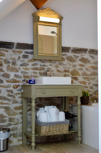 Bathroom 5, Cense de Lalouette, Hainaut