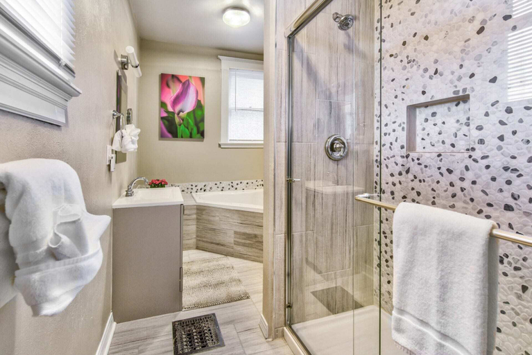 Bathroom 3, 8brdowntownpool Table & Mini Golffoosball, El Paso