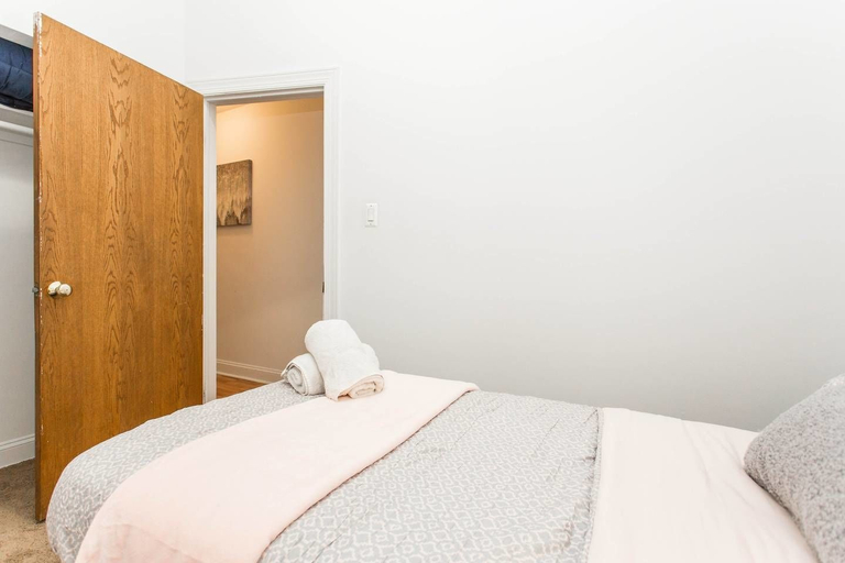 Bedroom 2, Live Like a Local - Downtown 3 BDR Gem, Cook