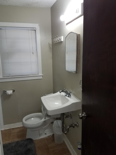Bathroom, 3864 Walsh Street Apartment, Duval