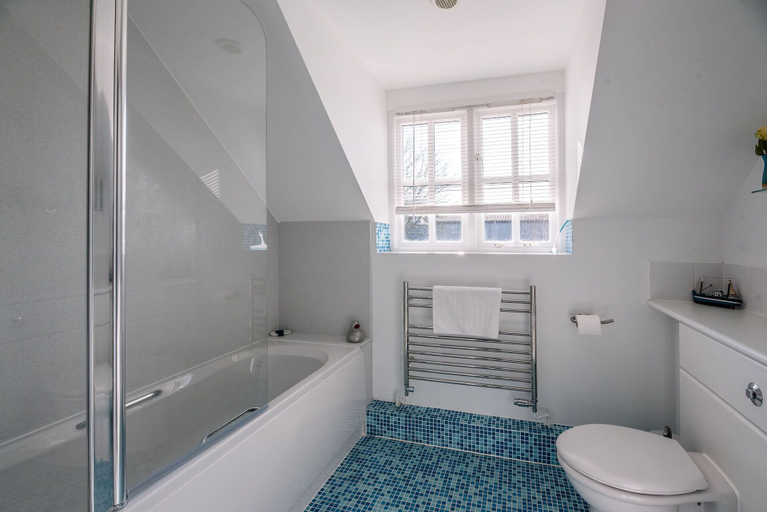 Bathroom, 3 The Gables, Suffolk