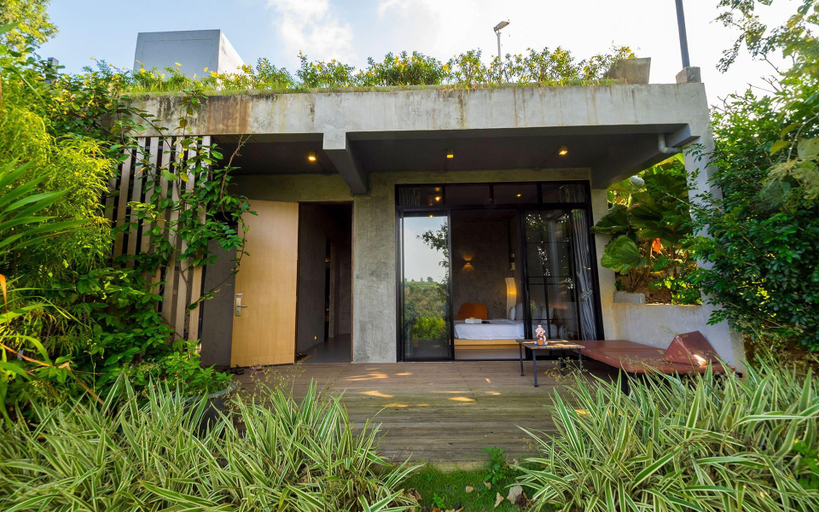 Exterior 12