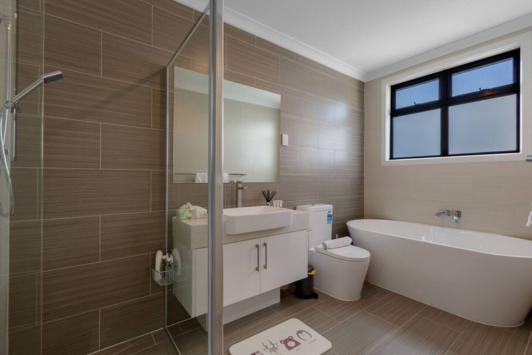 Bathroom, Impressive & Spacious new Townhouse@preston, Melbourne