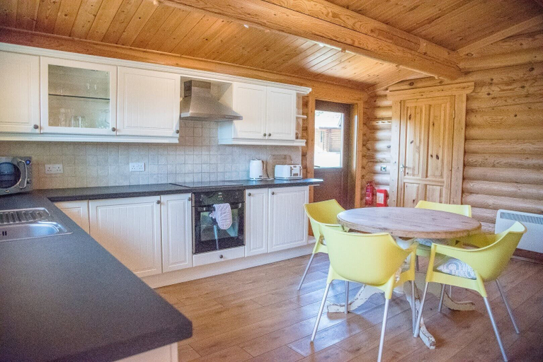 Others 4, Willow Lodge With Hot Tub, Kingfishers, Suffolk
