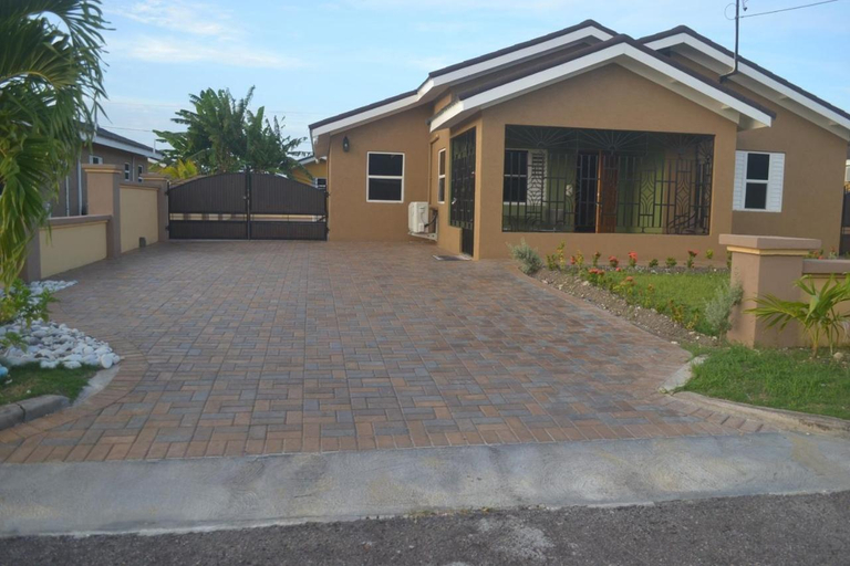 Exterior & Views, The Royal Escape Home