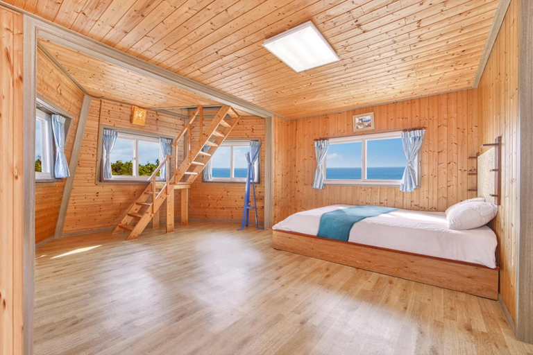 Bedroom 1, Gangneung Windmill Pension, Gangneung