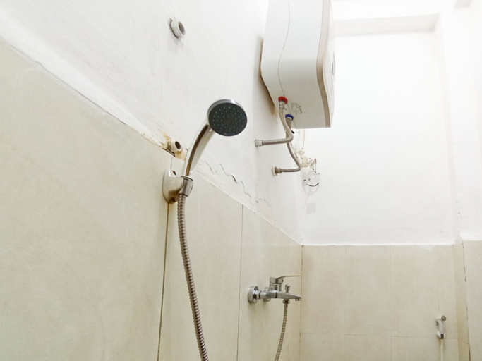 Bathroom 4, Ariska Homestay near Alun Alun Jombang RedPartner, Jombang