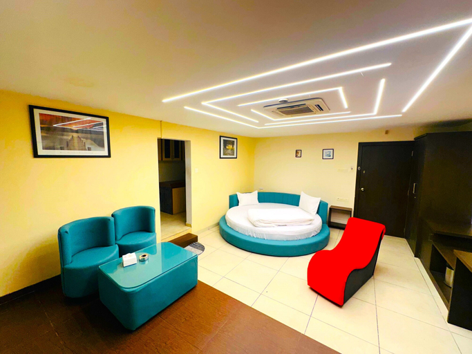 Others 4, Aundh Elite Stay, Pune