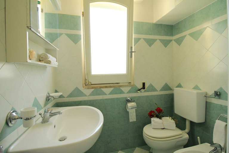 Bathroom 4, Alfa Ma Beach Front, Lecce