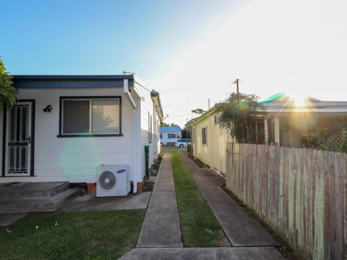 Waterside Retreat at Blacksmiths Beach - Swansea Channel, Lake Macquarie - East