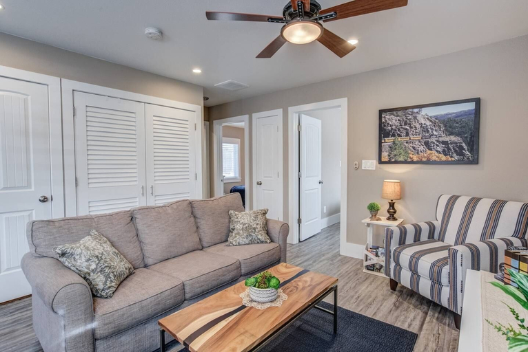 Others 5, The Olympic Guest House 2 Bdrm Modern Perfection, El Paso