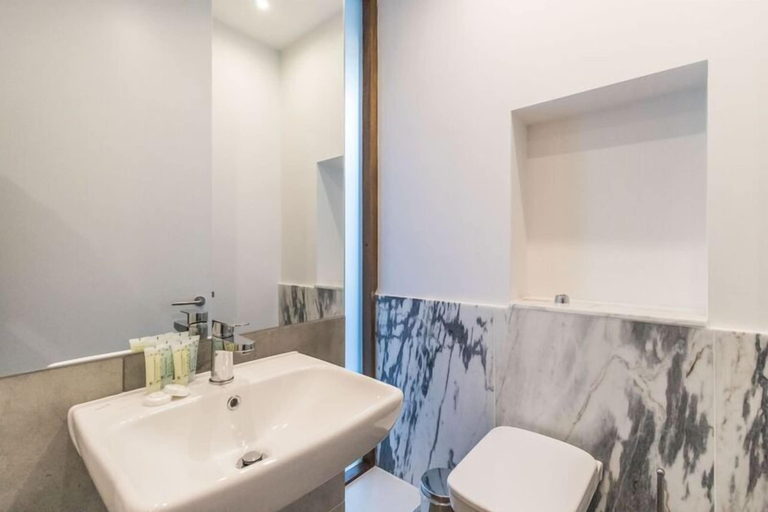 Bathroom 3, The Phil Lynnot Suite - hiphipstay, Dublin