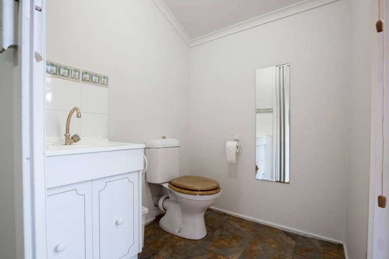 Bathroom 3, Lots Love Life Garden View Amazing Five Bedrooms, Melbourne