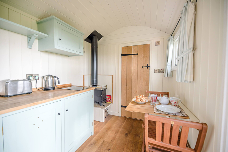 Others 5, Sage Shepherds Hut, Boundary Farm Cottages, Suffolk
