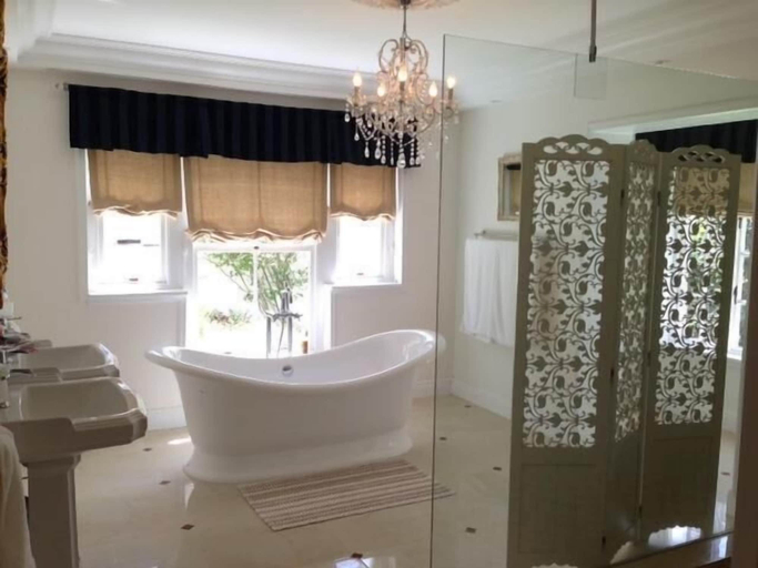 Bathroom, 46 Lawrence Lane, Eden