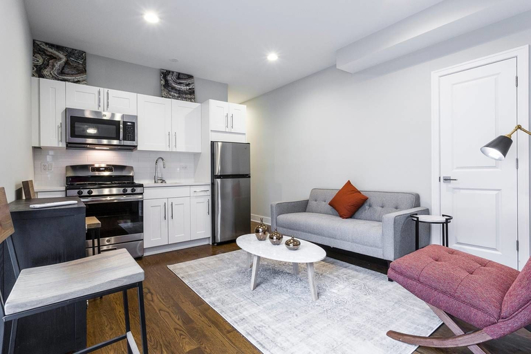 Comfy Executives Studio, Cook