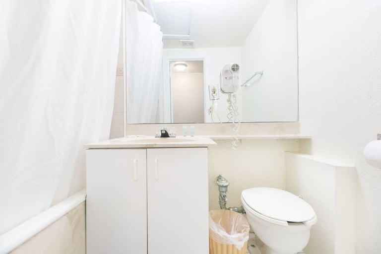 Bathroom, 633 Ocean View Hollywood Beach, Broward