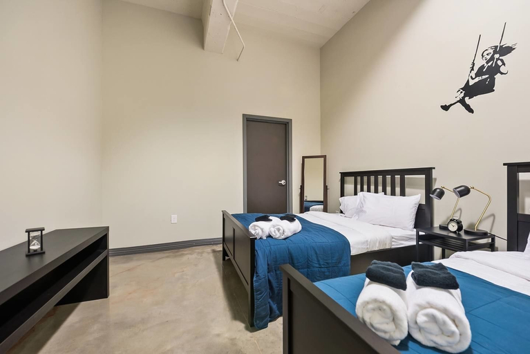 Bedroom 2, Beautiful 3bd Unit in Perfect Downtown Location, Dallas