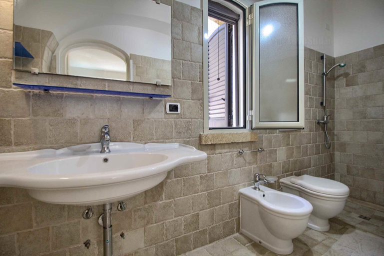 Bathroom, Stone House Li Turchi, Lecce