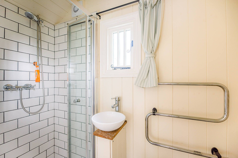 Bathroom, Sage Shepherds Hut, Boundary Farm Cottages, Suffolk