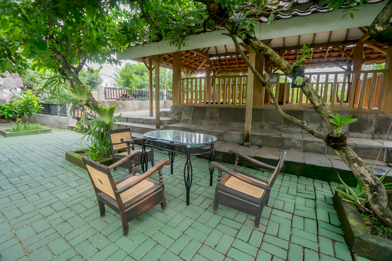 Exterior & Views 4, SPOT ON 93612 Kencana Homestay Syariah, Pasuruan