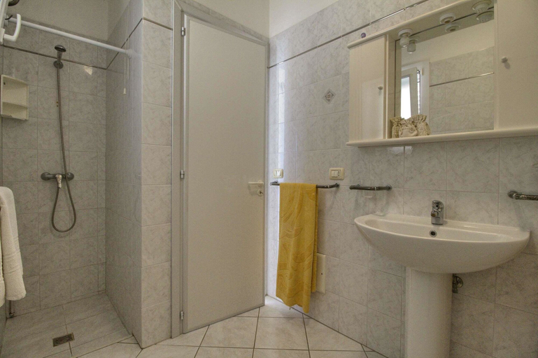 Bathroom 4, Front Beach Posto Vecchio 1, Lecce