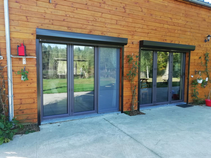 Florennes Gite neuf 150 M2 devant un grand lac prive de 2 hectares poissonneux au milieu des bois, Namur