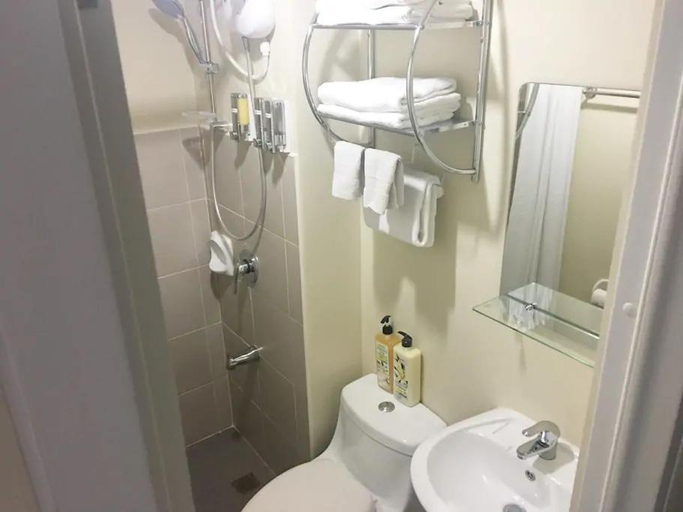 Bathroom 4, WIFI 500Mbps 27th Flr Condo 2 IT Park Avida Riala, Cebu City
