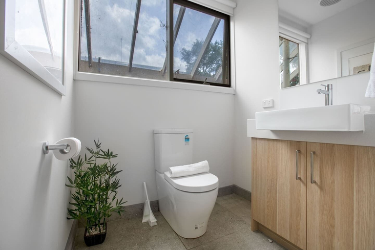 Bathroom 3, Comfy Holiday House With Pool@rosanna, Melbourne