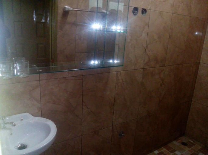 Bathroom, Julmarte 2, Golfe (incl Lomé)
