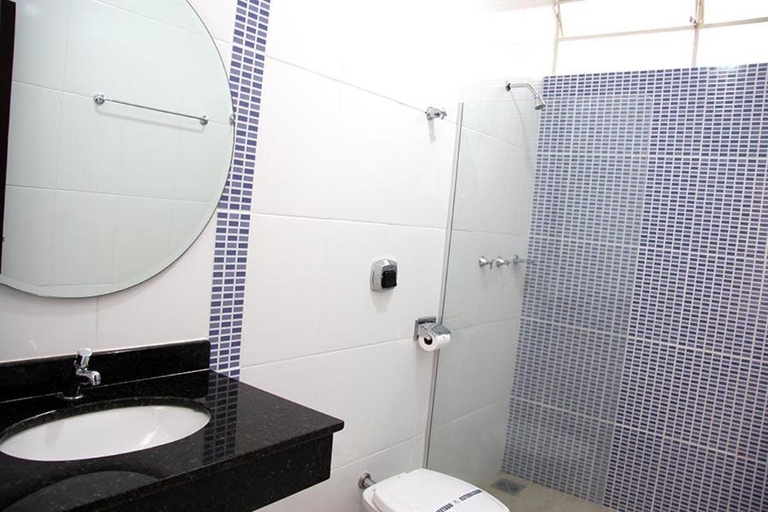 Bathroom 4, Motel Passport, Lorena