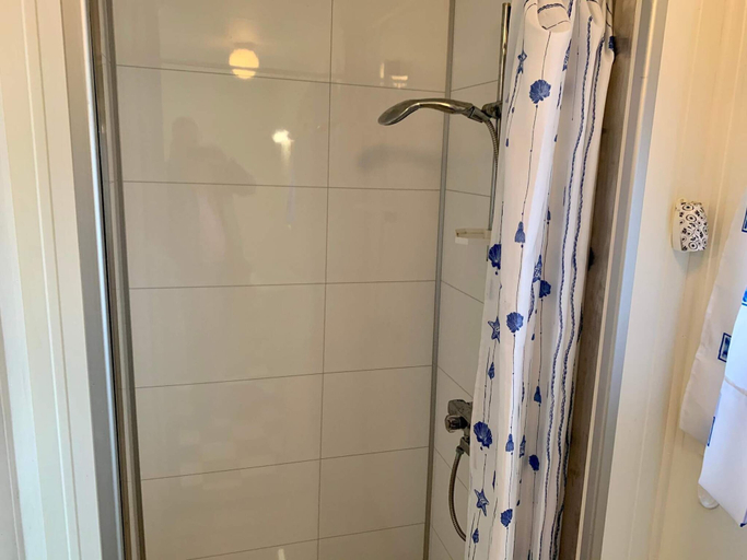 Bathroom 3, 6 Person Holiday Home in Brandasund, Fitjar