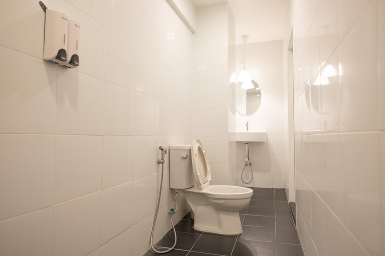 Bathroom, Petra Poshtel Donmuang, Don Muang