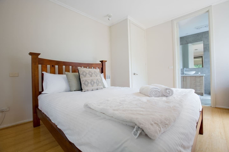 Bedroom 2, Comfy Holiday House With Pool@rosanna, Melbourne