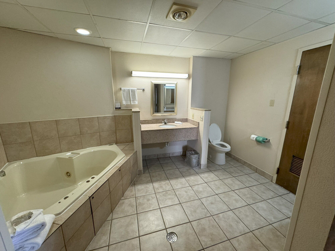 Bathroom 4, Sycamore Suites, Lorain