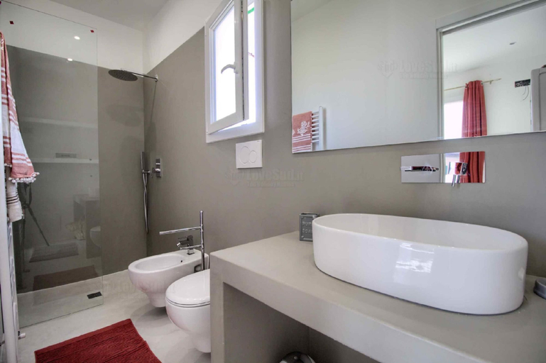 Bathroom 5, Deluxe Tangerine Court, Lecce