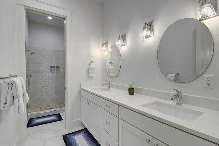 Bathroom 4, The Little Mermaid TC 9107, Nueces
