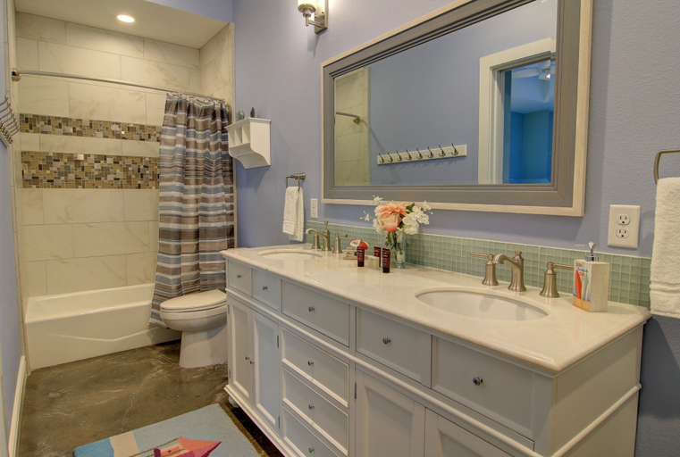 Bathroom 4, Apres Sea 175 SE, Nueces