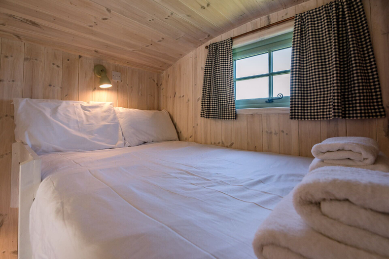 Bedroom 3, Honeysuckle Farm Hut 5 - Suffolk Farm Holidays, Suffolk