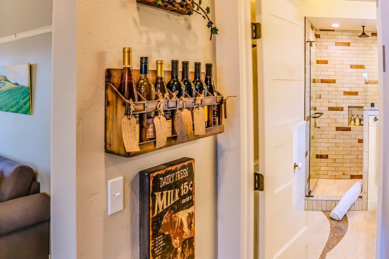 Food & Drinks, Redtail Suites~orliena Suite ~tesla Station, Jackson