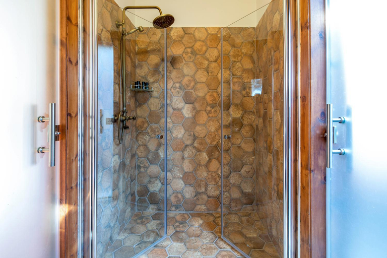 Bathroom 4, בלב אודם - 2 בקתות קסומות לזוגות בלב יער אודם עם אמבט ספא