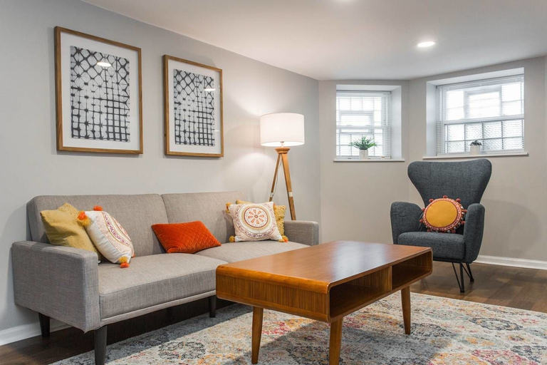Mid Century Gem Comfort, Close to Train 3bd, Cook